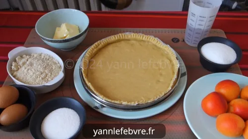 Poire amandine tart revisited: recipe with summer fruits, apricots